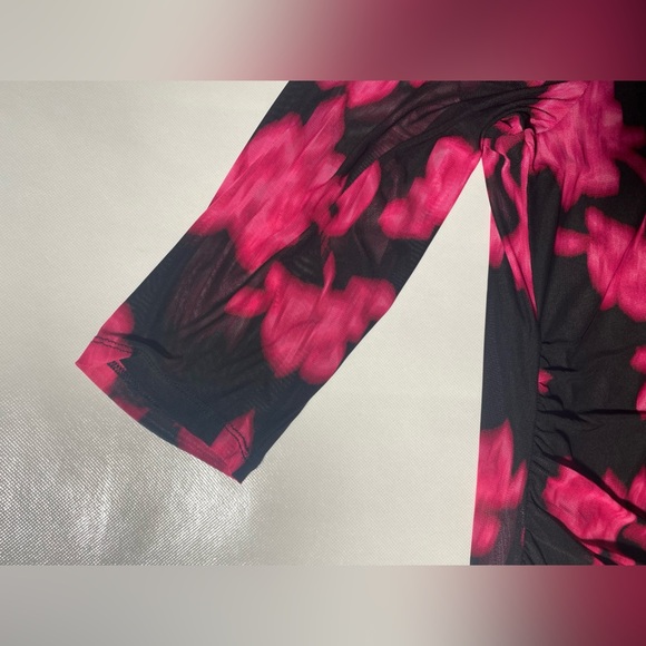 NEW Plus Size Calvin Klein Floral Mesh Asymmetric VNeck 3/4 Sleeve Ruched Top - Picture 6 of 9